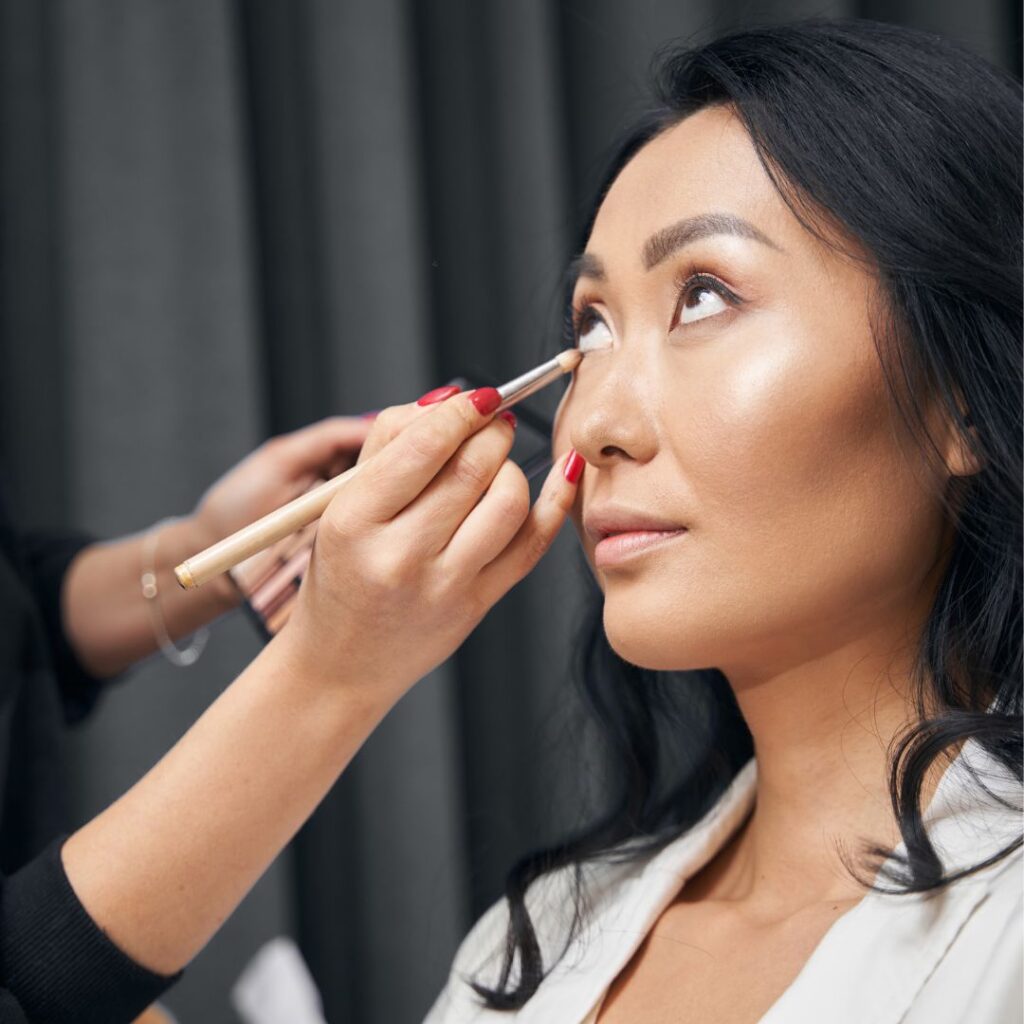 Frau erhält ein Augen-Make-up während einer Make-up-Sitzung.